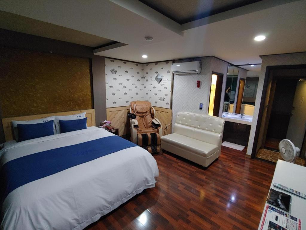 Sky Hotel Changwon Exterior foto